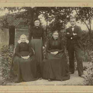 A02 Buren Joh. Fc. van met broer, moeder en gr. moeder